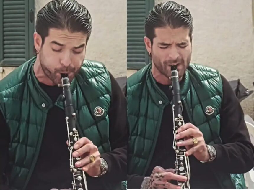 Άρης Μουγκοπέτρος παίζει κλαρίνο κατά το Πάσχα