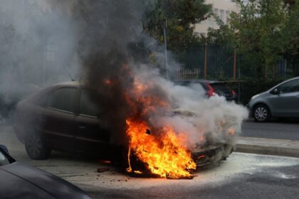 Φωτιά σε ΙΧ στη Λεωφόρο Γεωργικής Σχολής Θεσσαλονίκη με πυροσβεστικά