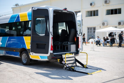 Όχημα μετακίνησης ΑμεΑ της ΟΣΥ με πρόσβαση για αναπηρικά αμαξίδια