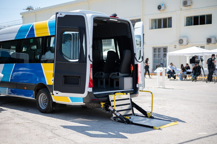 Όχημα μετακίνησης ΑμεΑ της ΟΣΥ με πρόσβαση για αναπηρικά αμαξίδια