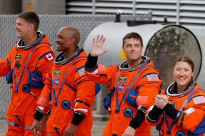 Πύραυλος SLS Artemis 2 NASA εξέδρα εκτόξευσης