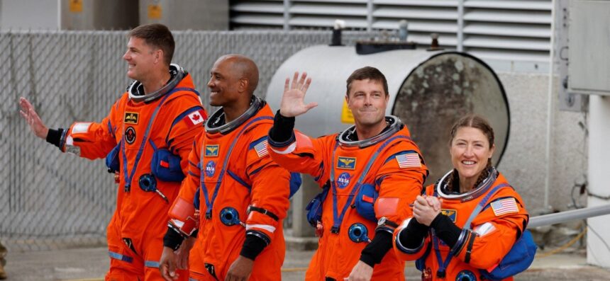 Πύραυλος SLS Artemis 2 NASA εξέδρα εκτόξευσης