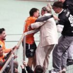 Τιάγκο Νους με τη μητέρα στο κάγκελο