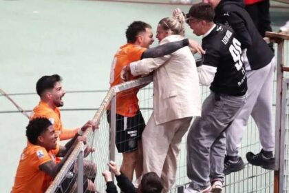 Τιάγκο Νους με τη μητέρα στο κάγκελο