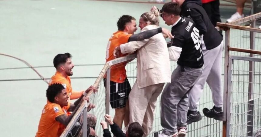 Τιάγκο Νους με τη μητέρα στο κάγκελο