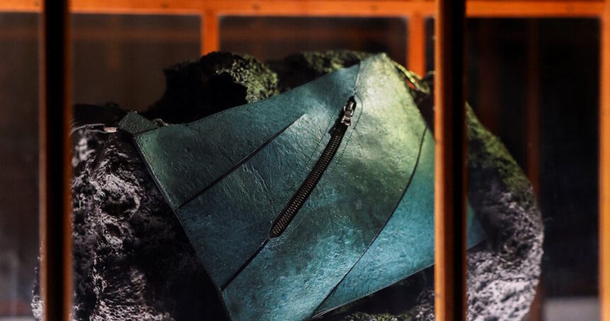 Τσάντα από δέρμα τυραννόσαυρου χρώμα πετρόλ