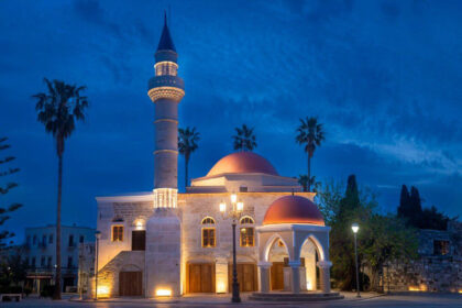 Φωταγωγημένο τέμενος Ντεφτερντάρ στην Κω