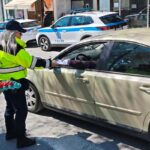 Αστυνομικοί διανέμουν φυλλάδια οδικής ασφάλειας Πάσχα