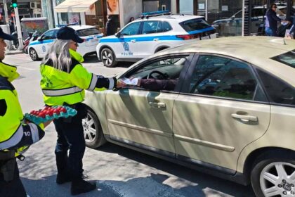 Αστυνομικοί διανέμουν φυλλάδια οδικής ασφάλειας Πάσχα