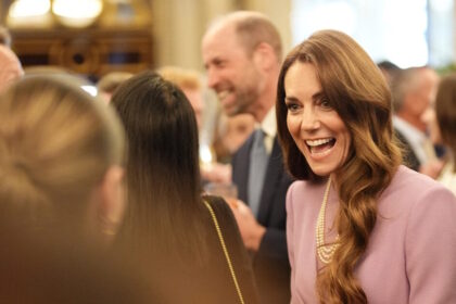 Κέιτ Μίντλετον αγκαλιάζει 88χρονο βετεράνο στο Μπάκιγχαμ