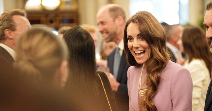 Κέιτ Μίντλετον αγκαλιάζει 88χρονο βετεράνο στο Μπάκιγχαμ