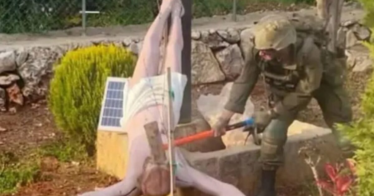 Ισραηλινός στρατιώτης χτυπά άγαλμα Ιησού Λίβανο