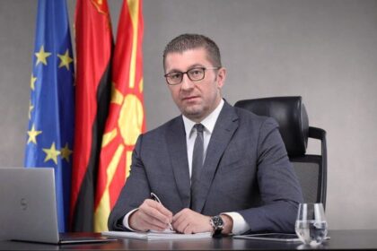 Χρίστιαν Μίτσκοσκι πρωθυπουργός Σκοπίων Σύνταγμα