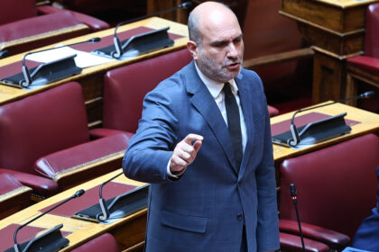 Μαρκόπουλος διέψευσε φήμες για πανεπιστημιακό πτυχίο