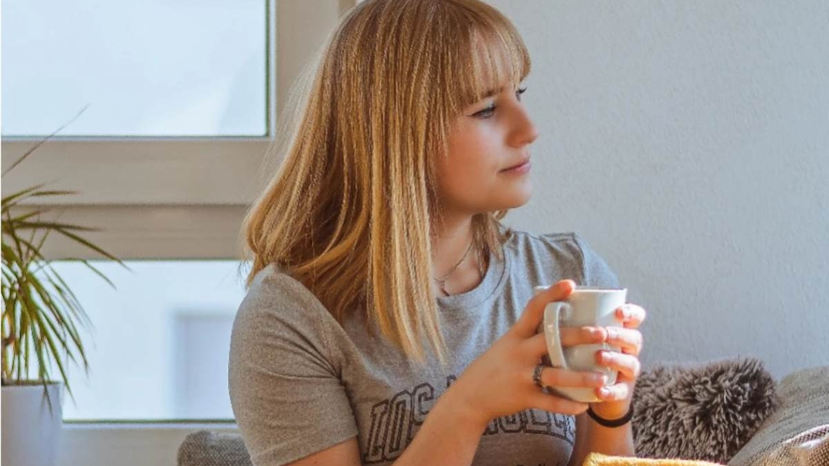 Solo Date σε καφετέρια με καφέ και βιβλίο