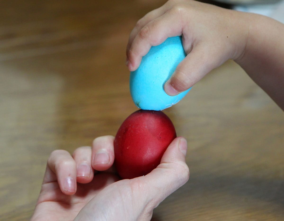 Κόκκινα αυγά τσούγκρισμα Πάσχα παραδοσιακό έθιμο