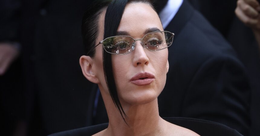 Κέιτι Πέρι Φοντάνα ντι Τρέβι ρίχνει πιστωτική