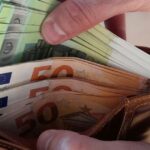 Δύο νεαρές φοιτήτριες που επέστρεψαν πορτοφόλι με χρήματα