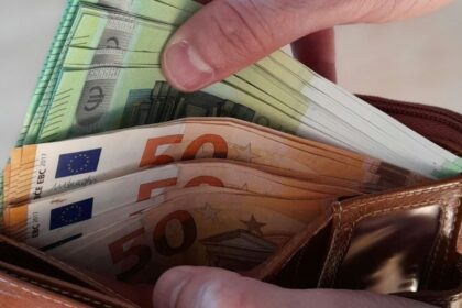 Δύο νεαρές φοιτήτριες που επέστρεψαν πορτοφόλι με χρήματα