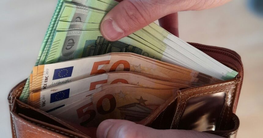 Δύο νεαρές φοιτήτριες που επέστρεψαν πορτοφόλι με χρήματα