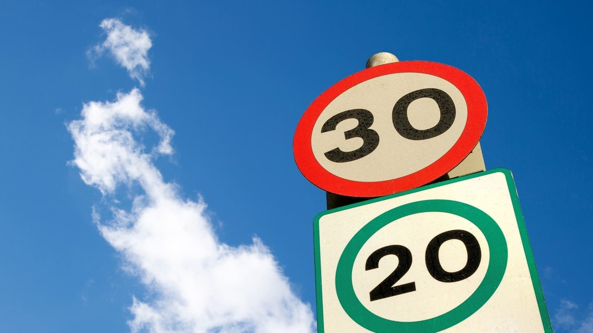 συσκευή Intelligent Speed Assistance σε όχημα