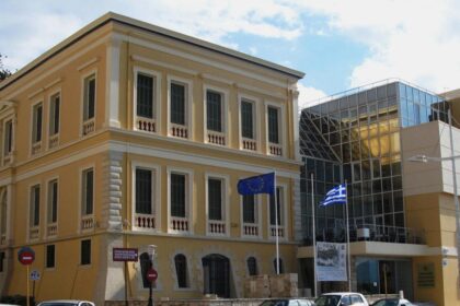 Παιδιά παίζουν πασχαλινό κυνήγι θησαυρού μουσείου