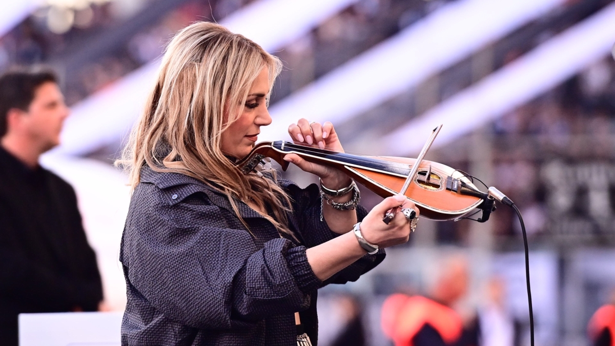 Γεωργία Νταγάκη με λύρα στον τελικό Κυπέλλου Ελλάδας