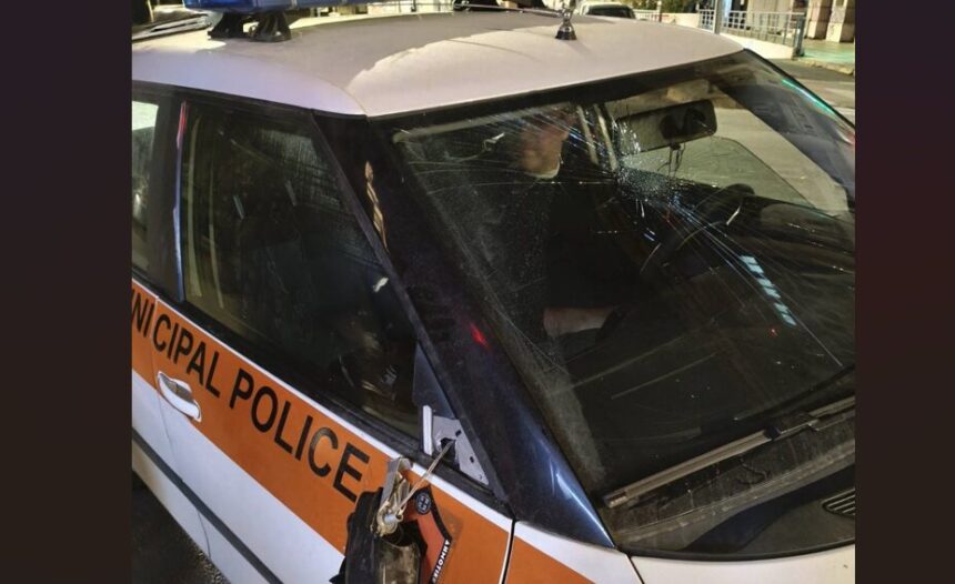 Επίθεση περιπολικό Εξάρχεια στην οδό Σόλωνος