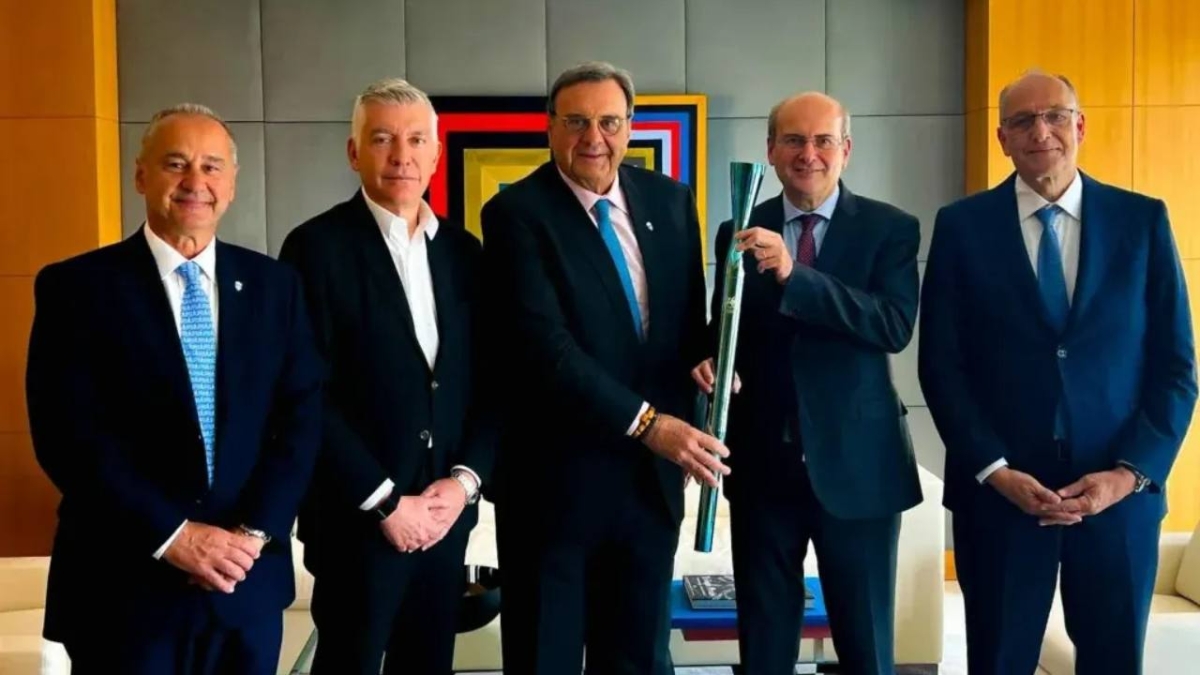 Ολυμπιακή Δάδα παράδοση στον Κωστή Χατζηδάκη