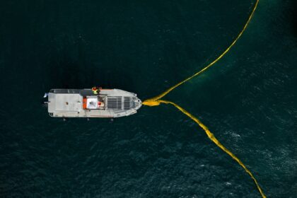 Άσκηση αντιμετώπισης θαλάσσιας ρύπανσης πειραιά πλωτό φράγμα