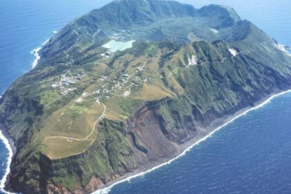 Το νησί Αογκαζίμα μέσα σε διπλή καλντέρα Αογκαζίμα νησί