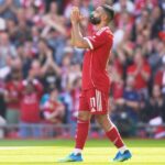 Μοχάμεντ Σαλάχ με τη φανέλα της Λίβερπουλ μετά τον τραυματισμό