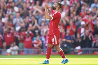 Μοχάμεντ Σαλάχ με τη φανέλα της Λίβερπουλ μετά τον τραυματισμό