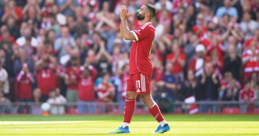 Μοχάμεντ Σαλάχ με τη φανέλα της Λίβερπουλ μετά τον τραυματισμό