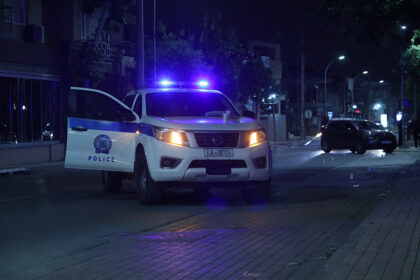 Καταδίωξη με πυροβολισμούς στη Βάρη λευκό SUV