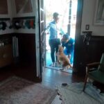 Αστροναύτης Artemis II κάνει αγκαλιά σκύλο Sadie