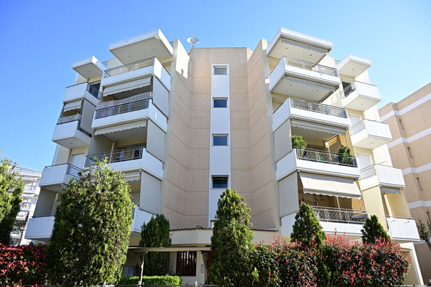 Πολυκατοικία στο Μαρούσι διπλή πτώση μπαλκόνι