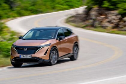 Nissan Ariya ηλεκτρικό SUV μπρονζέ χρώμα