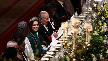 Κέιτ Μίντλετον αγκαλιάζει 88χρονο βετεράνο στο Μπάκιγχαμ