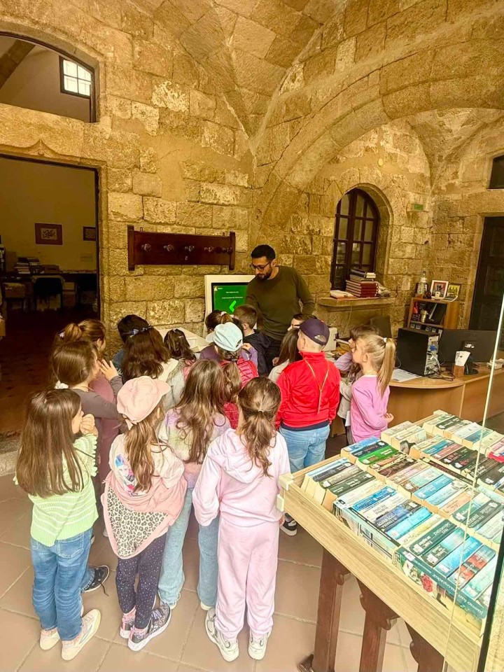 Μαθητές στη Δημόσια Κεντρική Βιβλιοθήκη Ρόδου γνωρίζουν βιβλία