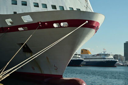 δεμένα πλοία στο λιμάνι του Πειραιά λόγω ισχυρών ανέμων