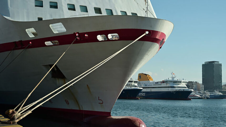 δεμένα πλοία στο λιμάνι του Πειραιά λόγω ισχυρών ανέμων