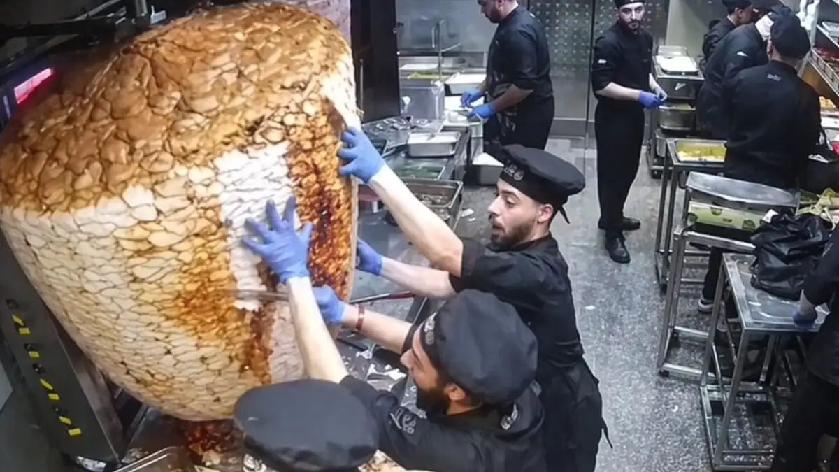 τεράστιος γύρος ντονέρ στο σουβλατζίδικο