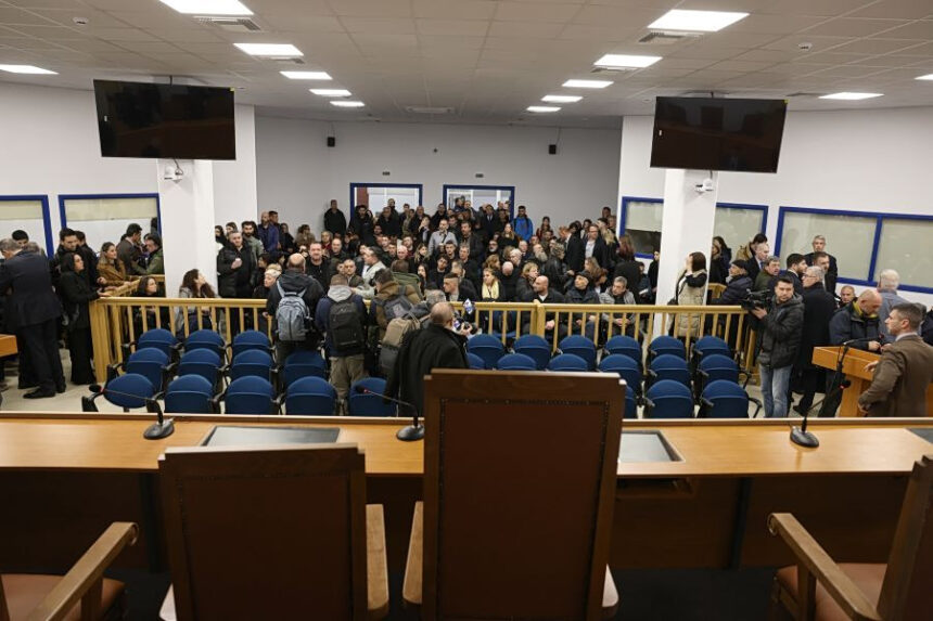 Δικαστική αίθουσα Γαιόπολις δίκη Τεμπών