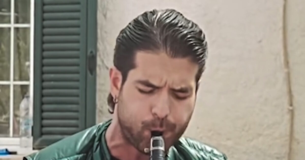 Άρης Μουγκοπέτρος παίζει κλαρίνο κατά το Πάσχα