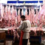 Καταναλωτές κάνουν πασχαλινές αγορές σε σουπερμάρκετ