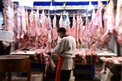 Καταναλωτές κάνουν πασχαλινές αγορές σε σουπερμάρκετ