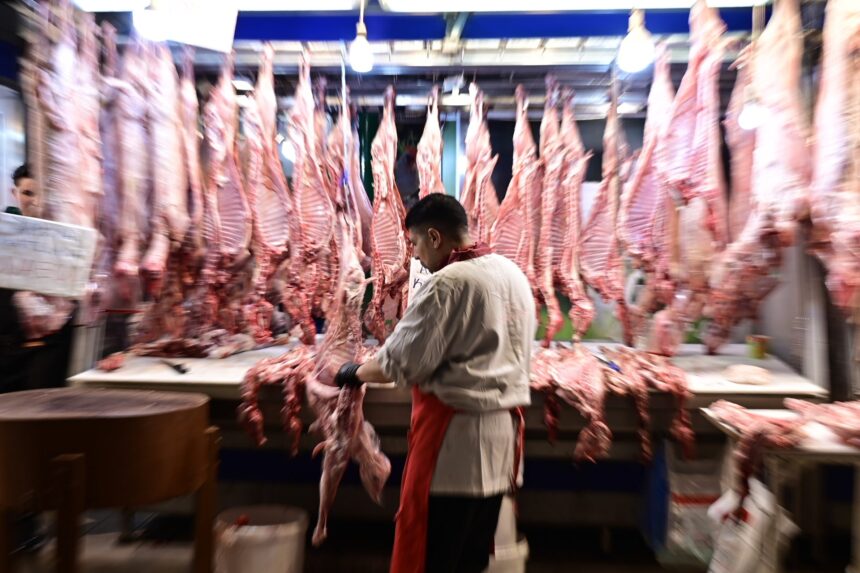 Καταναλωτές κάνουν πασχαλινές αγορές σε σουπερμάρκετ