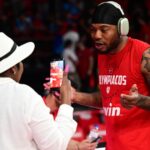 μητέρα Τζόουνς με λευκό καπέλο στο ΣΕΦ