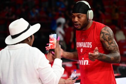 μητέρα Τζόουνς με λευκό καπέλο στο ΣΕΦ